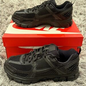 Nike Zoom Vomero 5 Black. Womens 7.5 / GS 6.5Y